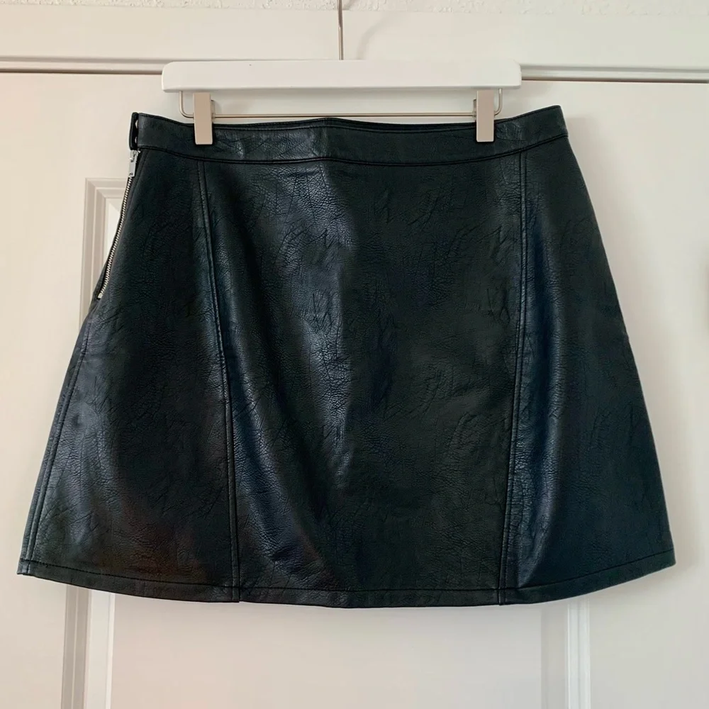 MOVING SALE | Women’s Zara Basics Black Vegan Leather Mini Skirt, Size XL - Picture 1 of 5